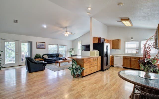 3-bedroom rental at 6248 Yorkshire in Spring Branch, TX — photo 2