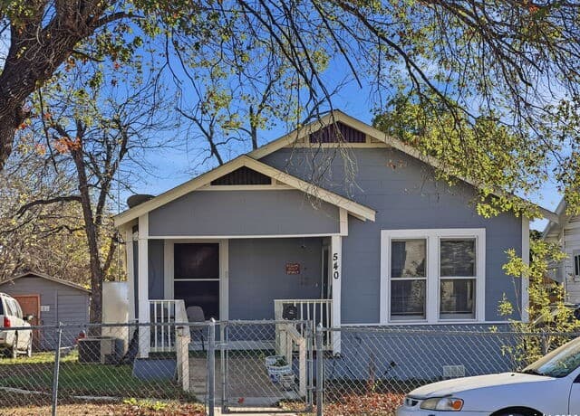 2-bedroom rental at 108 Vine Unit 101 in San Antonio, TX — photo 2