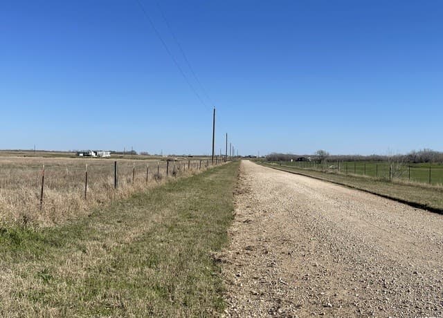 rental at 10 County Road 101 in Floresville, TX — photo 3