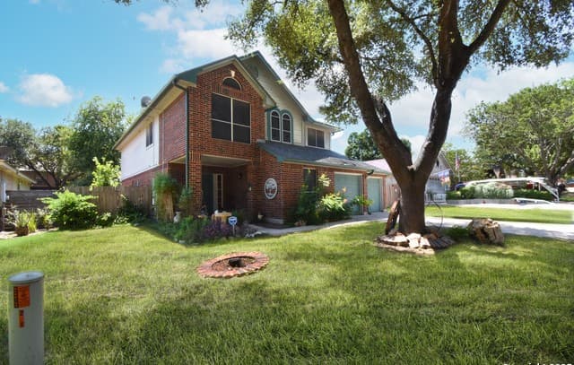 5-bedroom rental at 222 Tapwood Ln in Cibolo, TX — photo 3