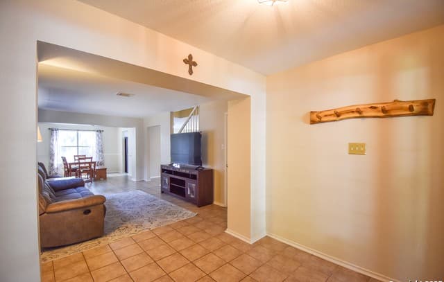 5-bedroom rental at 222 Tapwood Ln in Cibolo, TX — photo 5