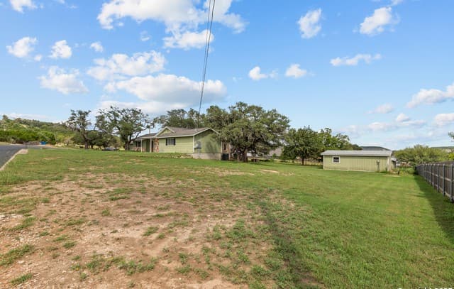3-bedroom rental at 224 W Lower Crabapple in Fredericksburg, TX — photo 2