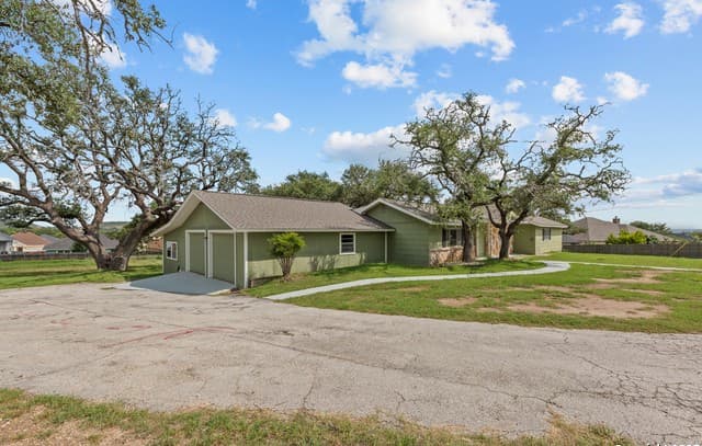 3-bedroom rental at 224 W Lower Crabapple in Fredericksburg, TX — photo 3