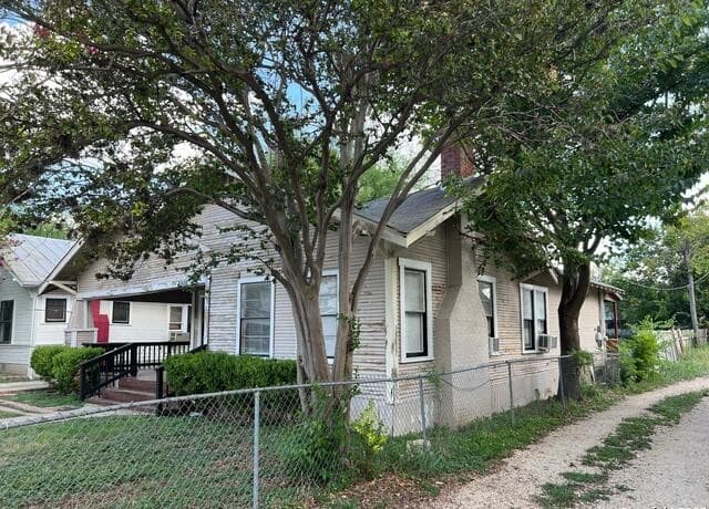 3-bedroom rental at 1036 Hammond in San Antonio, TX — photo 2