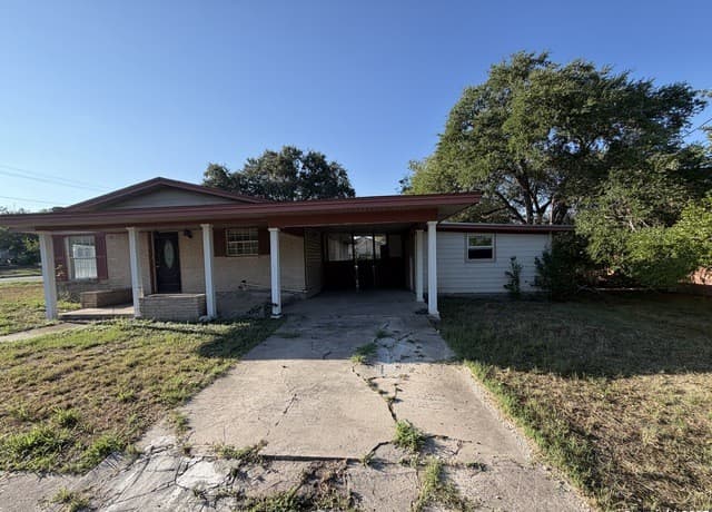 3-bedroom rental at 218 Graham in Kenedy, TX — photo 3