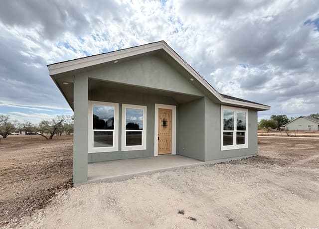 3-bedroom rental at 1416 Corgey Rd. in Pleasanton, TX — photo 1