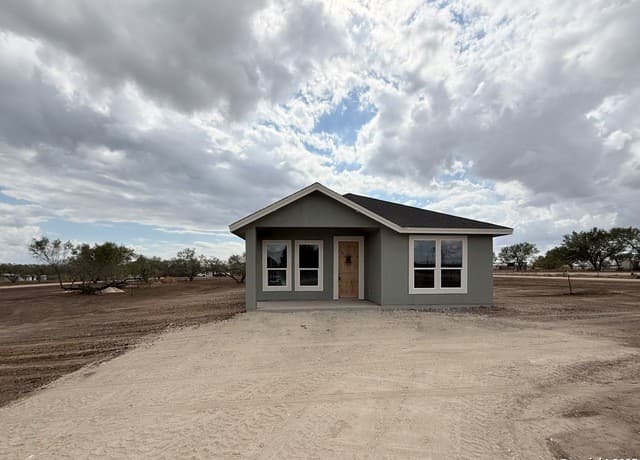 3-bedroom rental at 1416 Corgey Rd. in Pleasanton, TX — photo 3