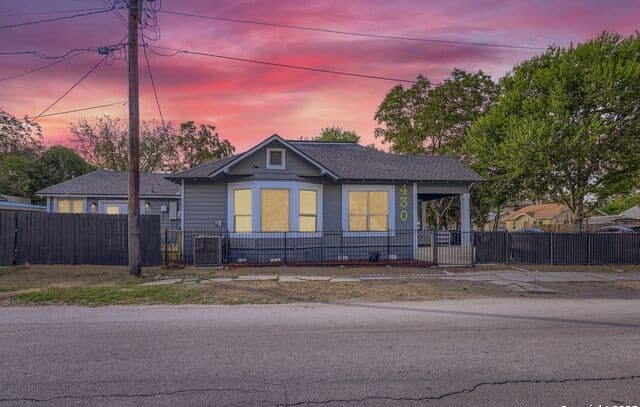 3-bedroom rental at 430 Hampshire Ave in San Antonio, TX — photo 2