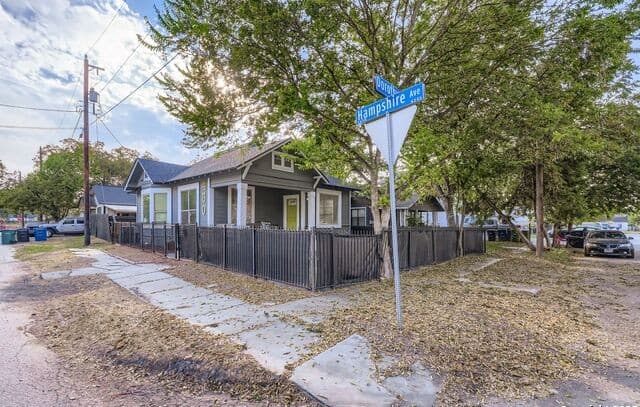 3-bedroom rental at 430 Hampshire Ave in San Antonio, TX — photo 3