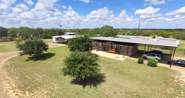 3-bedroom rental at 386 W Fm 468 in Cotulla, TX — photo 2