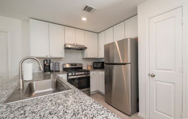 3-bedroom rental at 10227 Mesa Medina in San Antonio, TX — photo 2