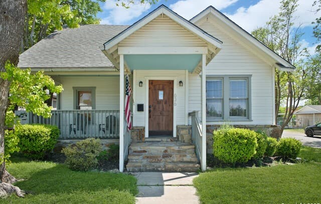3-bedroom rental at 636 W Hollywood Ave. in San Antonio, TX — photo 2