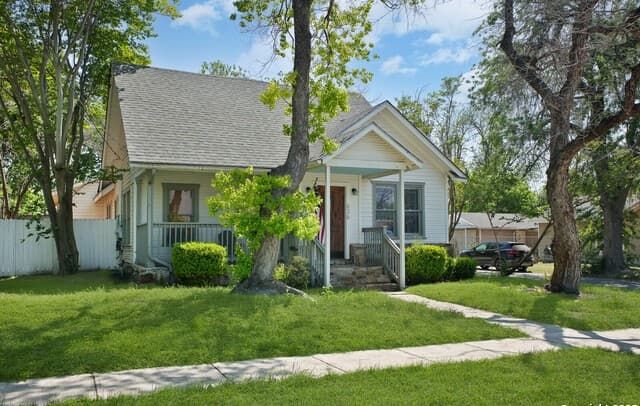 3-bedroom rental at 636 W Hollywood Ave. in San Antonio, TX — photo 3