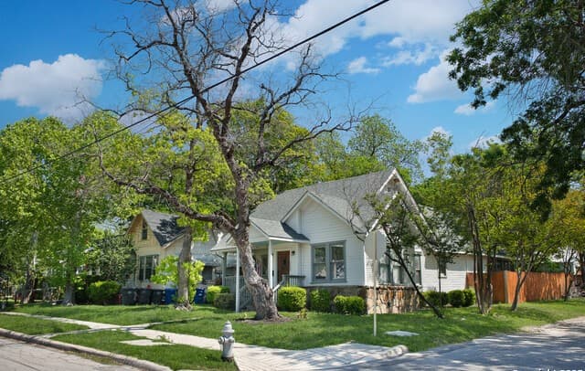 3-bedroom rental at 636 W Hollywood Ave. in San Antonio, TX — photo 5