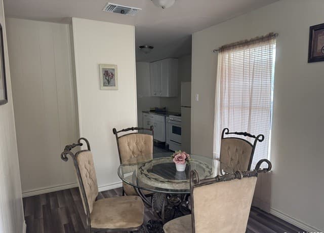 3-bedroom rental at 4222 King Krest in San Antonio, TX — photo 3