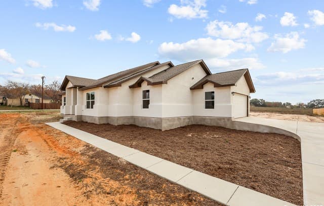4-bedroom rental at 70 Log Cabin Way in Poteet, TX — photo 3