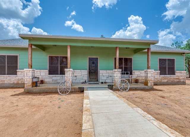 4-bedroom rental at 6451 Bluntzer in Jourdanton, TX — photo 3