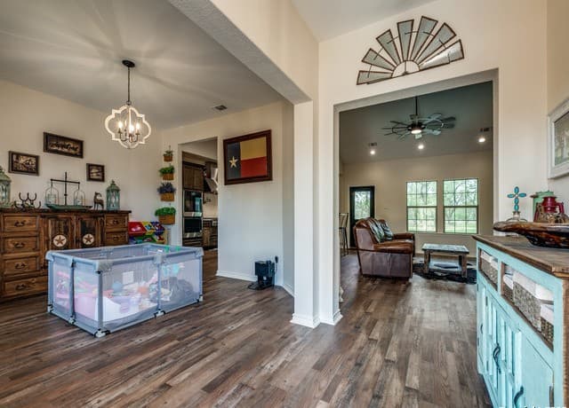 4-bedroom rental at 6451 Bluntzer in Jourdanton, TX — photo 4