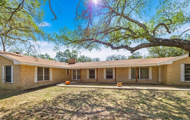4-bedroom rental at 0 Fm 2200 in Devine, TX — photo 2