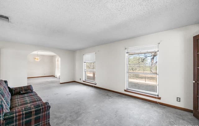 4-bedroom rental at 0 Fm 2200 in Devine, TX — photo 5