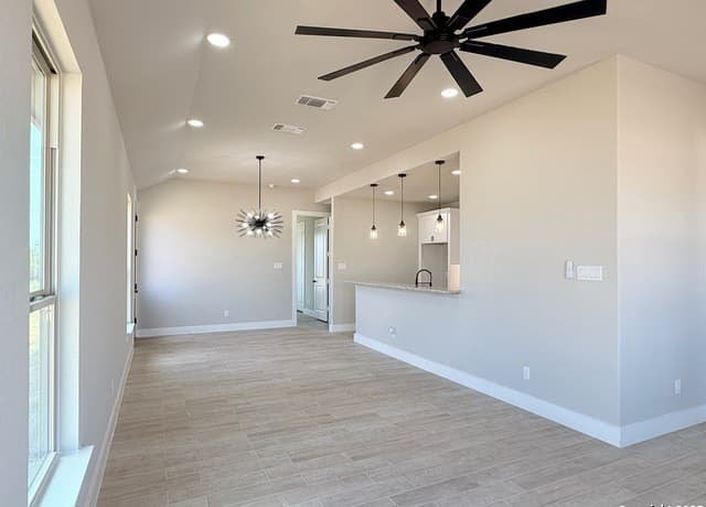 3-bedroom rental at 121 Camino Verde Ct in La Vernia, TX — photo 5