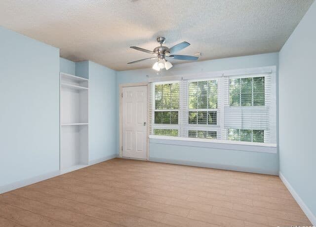 4-bedroom rental at 6472 Whitby in San Antonio, TX — photo 5