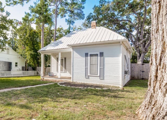 2-bedroom rental at 413 E College St in Fredericksburg, TX — photo 4