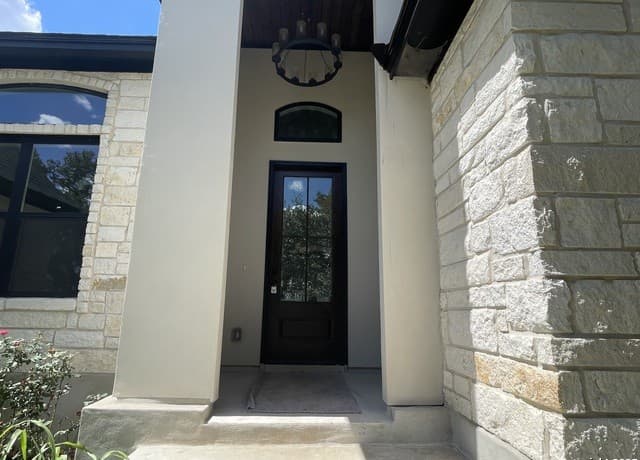 4-bedroom rental at 399 Bauer Lane in Castroville, TX — photo 5