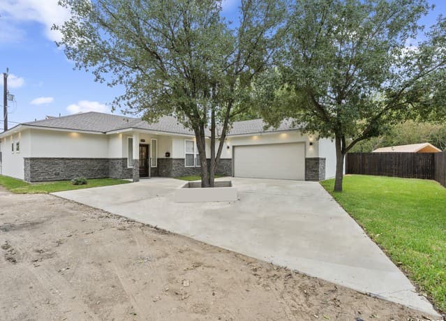 4-bedroom rental at 5338 Howard St in San Antonio, TX — photo 2