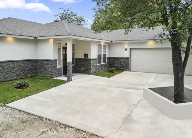 4-bedroom rental at 5338 Howard St in San Antonio, TX — photo 3