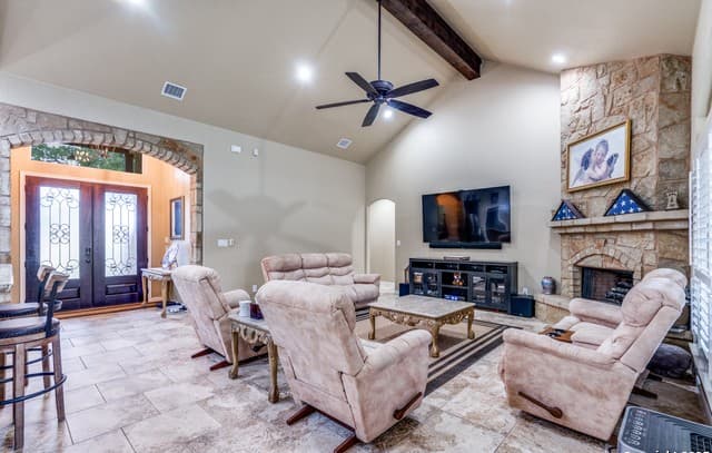 2-bedroom rental at 173 Oak View in La Vernia, TX — photo 4