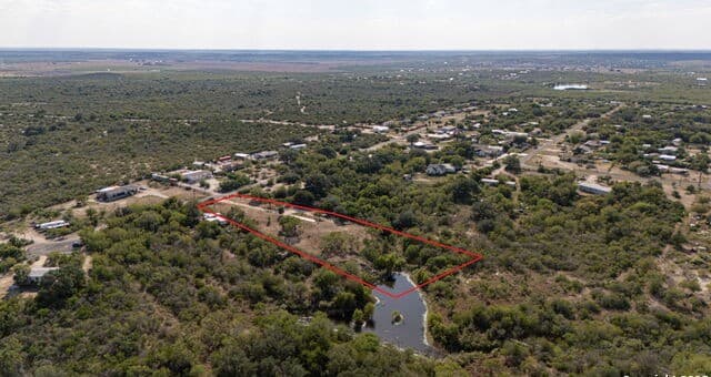 rental at 18615 Cr 5740 in Castroville, TX — photo 2