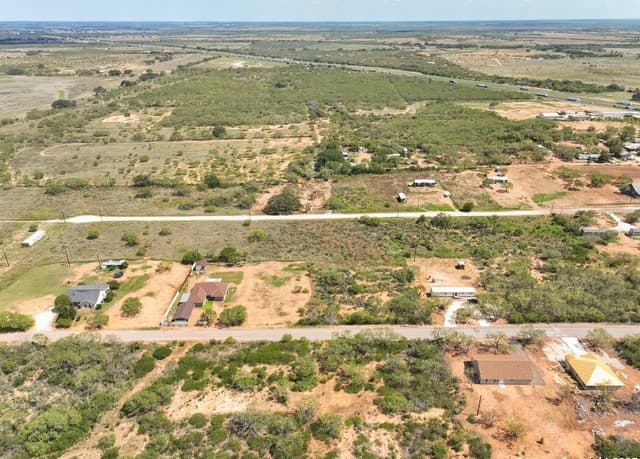 rental at 311 County Road 1647 in Moore, TX — photo 3