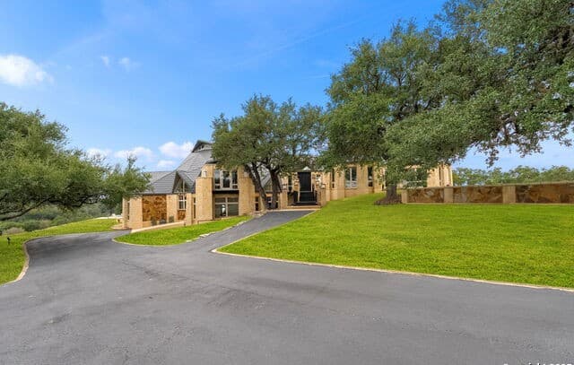 4-bedroom rental at 117 Clear Springs Drive in Boerne, TX — photo 2