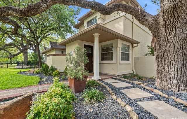 3-bedroom rental at 141 Hollywood in San Antonio, TX — photo 2