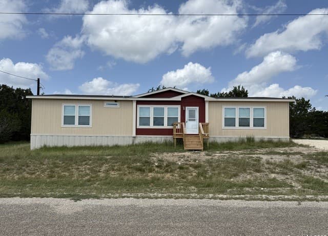 3-bedroom rental at 218 Edgewood Cir in Bandera, TX — photo 1