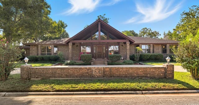3-bedroom rental at 400 W Person in Stockdale, TX — photo 1