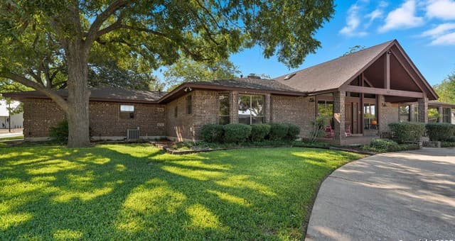 3-bedroom rental at 400 W Person in Stockdale, TX — photo 2
