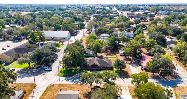 3-bedroom rental at 400 W Person in Stockdale, TX — photo 3