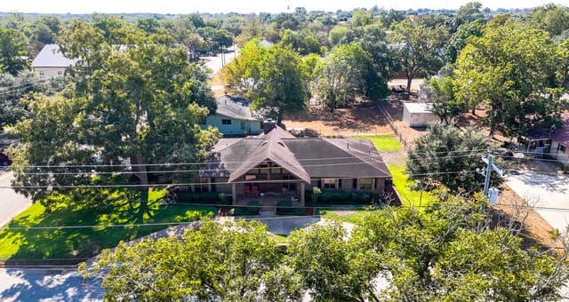 3-bedroom rental at 400 W Person in Stockdale, TX — photo 4