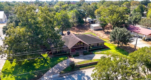 3-bedroom rental at 400 W Person in Stockdale, TX — photo 5