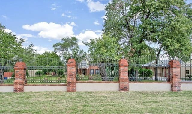 3-bedroom rental at 353 Eagle Ridge in Floresville, TX — photo 3