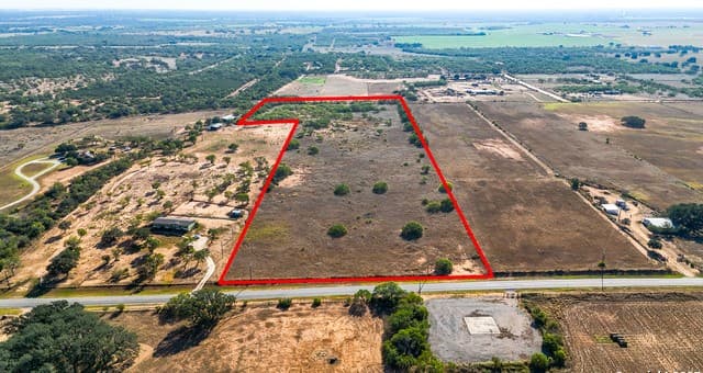rental at FM 472 in Bigfoot, TX — photo 2