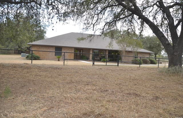 5-bedroom rental at 1219 County Road 761 in Devine, TX — photo 2