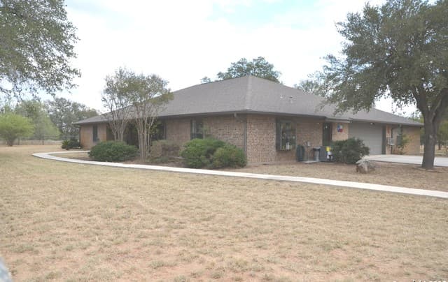 5-bedroom rental at 1219 County Road 761 in Devine, TX — photo 4