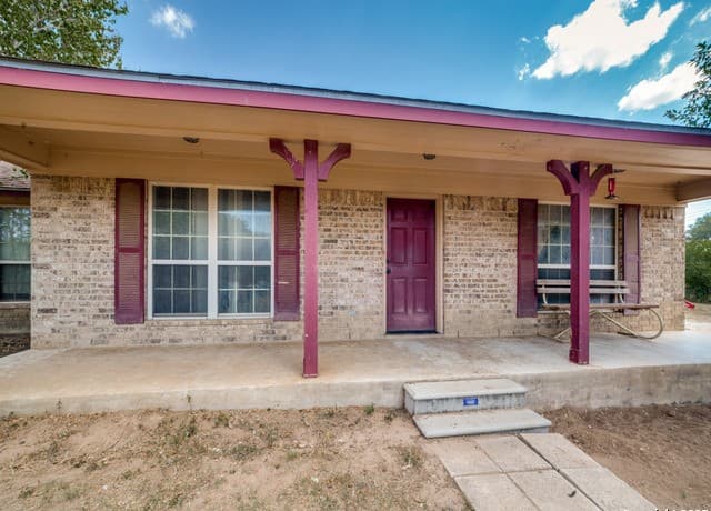 3-bedroom rental at 4979 Fm 1343 in Devine, TX — photo 1