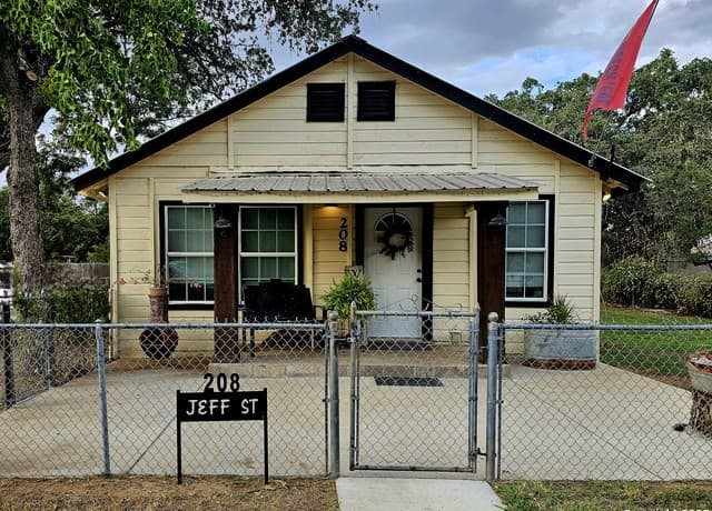 3-bedroom rental at 208 Jeff in Pleasanton, TX — photo 1