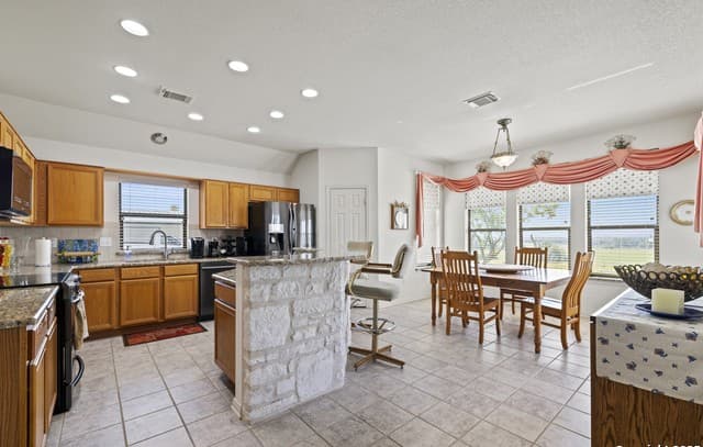 3-bedroom rental at 564 Gypsum Mine Road in Fredericksburg, TX — photo 3