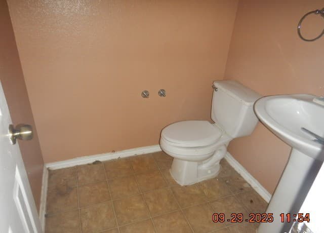5-bedroom rental at 10610 Terrace Plain in San Antonio, TX — photo 3