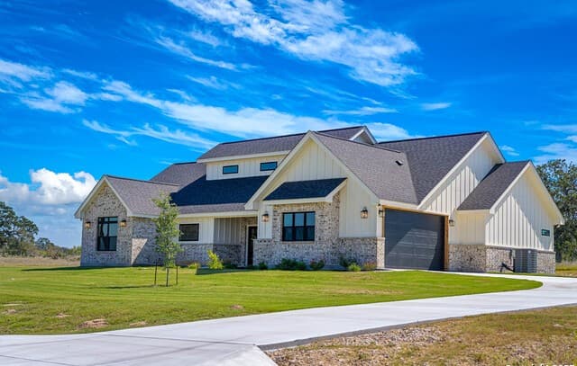 4-bedroom rental at 156 Firewheel Loop in Floresville, TX — photo 2